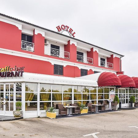 Hotel Zephyr - Plovanija ブイェ エクステリア 写真