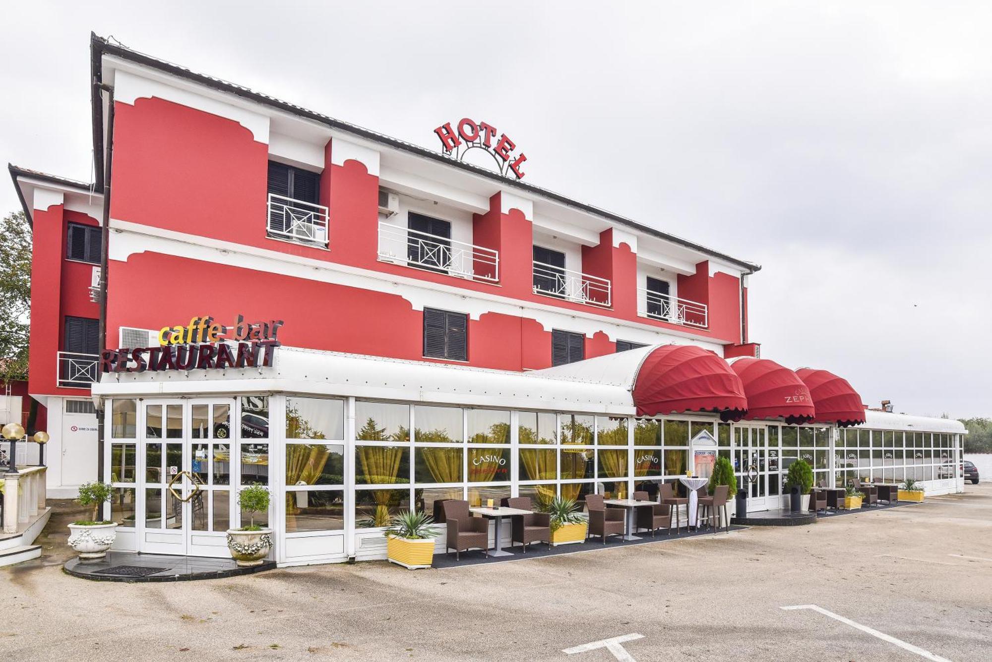Hotel Zephyr - Plovanija ブイェ エクステリア 写真